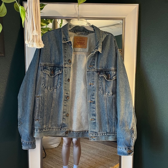Levi's Other - Levi’s denim trucker jacket size medium